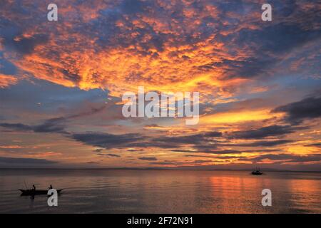 Des couleurs incroyables dans le ciel tandis que le soleil se couche sur le sud de Luzon, aux Philippines Banque D'Images