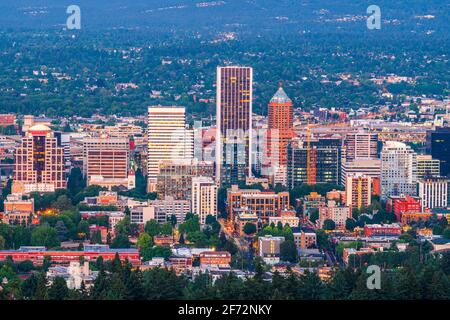 Portland, Oregon, USA Centre-ville paysage urbain au crépuscule. Banque D'Images