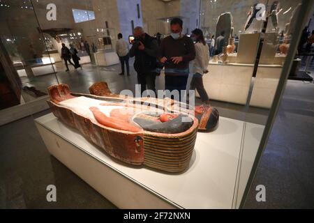 Le Caire, Égypte. 4 avril 2021. Les gens visitent le Musée national de la civilisation égyptienne au Caire, Égypte, le 4 avril 2021. La salle principale du Musée national de la civilisation égyptienne (NMEC) contient 1,500 objets et est ouverte aux visiteurs le dimanche, tandis que la salle momies sera ouverte le 18 avril pour coïncider avec la Journée internationale des monuments et des sites, également connue sous le nom de Journée mondiale du patrimoine. Credit: Sui Xiankai/Xinhua/Alay Live News Banque D'Images