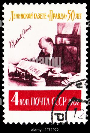 MOSCOU, RUSSIE - 12 JANVIER 2021: Timbre-poste imprimé en URSS (Russie) montre Lénine Reading 'Pravda', 50ème anniversaire de la série du journal «Pravda», Banque D'Images