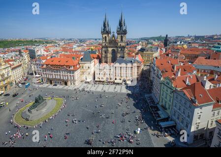 PRAGUE, RÉPUBLIQUE TCHÈQUE - 21 AVRIL 2020 : vue aérienne de la place Staromestskaya le jour d'avril Banque D'Images