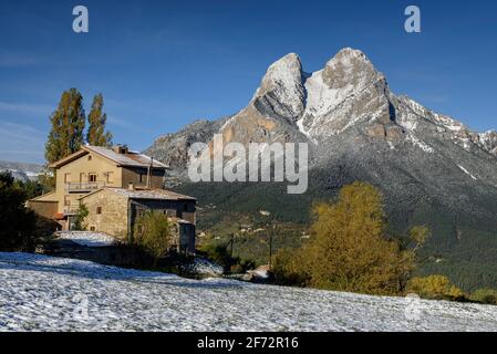 Massif de Pedraforca après la première chute de neige en automne. Vue de près de Maçaners (province de Barcelone, Catalogne, Pyrénées, Espagne) Banque D'Images