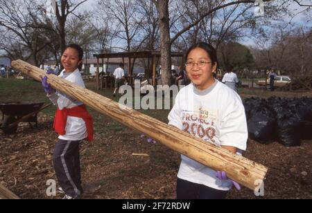 Austin, TX États-Unis: Des étudiants asiatiques-américains se sont portés volontaires dans le projet 2000 de nettoyage de quartier de l'effort d'embellissement, ©fév 19, 2000 Austin, Texas. Banque D'Images