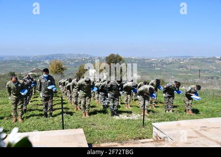 Beyrouth, Liban. 4 avril 2021. Les membres du 19e lot de forces chinoises de maintien de la paix au Liban rendent hommage aux martyrs, dont le du Zhaoyu, à l'occasion du Festival de Qingming à Khiam (Liban), le 4 avril 2021. POUR ALLER AVEC 'Xinhua Headlines: Se souvenir des martyrs d'outre-mer sur le tombeau-balayage de la Chine' crédit: Ding Wendong/Xinhua/Alay Live News Banque D'Images