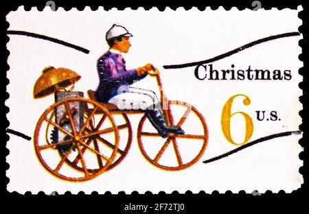 MOSCOU, RUSSIE - 12 JANVIER 2021: Timbre-poste imprimé aux États-Unis montre le tricycle mécanique, série de Noël, vers 1970 Banque D'Images