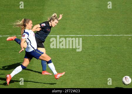 Londres, Royaume-Uni. 04e avril 2021. Lauren Hemp de Manchester City Women (R) prend un coup de feu sur le but. Barclays Women's super League match, Tottenham Hotspur Women v Manchester City Women au stade Hive de Londres le dimanche 4 avril 2021. Cette image ne peut être utilisée qu'à des fins éditoriales. Utilisation éditoriale uniquement, licence requise pour une utilisation commerciale. Aucune utilisation dans les Paris, les jeux ou les publications d'un seul club/ligue/joueur.pic par Steffan Bowen/Andrew Orchard sports Photography/Alay Live News crédit: Andrew Orchard sports Photography/Alay Live News Banque D'Images
