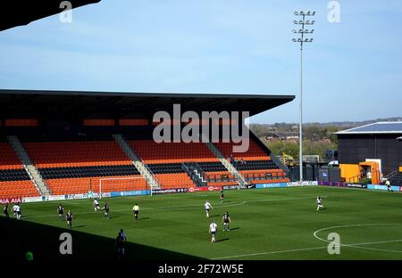 Vue générale de l'action à partir d'un stand vide pendant le match de la Super League des femmes FA à la Hive, Barnett. Banque D'Images