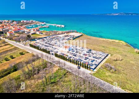 Privlaka. Cimetière au bord de la mer dans le village de Privlaka vue aérienne, archipel de Dalmatie, Croatie Banque D'Images