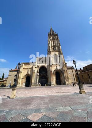 La Cathédrale d'Oviedo, en Espagne, a été fondée par le roi Fruela I des Asturies en 781 AD et est situé dans l'Alfonso II square. Banque D'Images