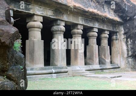 Façade d'un des anciens temples hindous sur l'île d'Elephanta, au large de la côte de Mumbai (anciennement Bombay). Les temples sont sculptés dans des grottes Banque D'Images