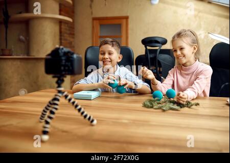 Enfants blogueurs de tournage sur appareil photo pour blog Banque D'Images