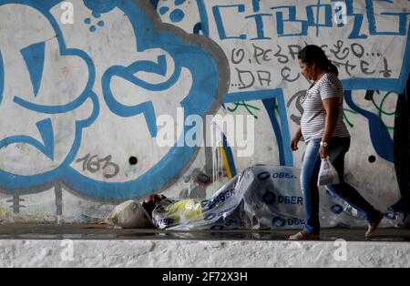 salvador, bahia / brésil - 10 novembre 2016: L'homme sans abri est vu couché à côté d'un passage au-dessus dans le centre-ville de Salvador. *** Légende locale *** Banque D'Images