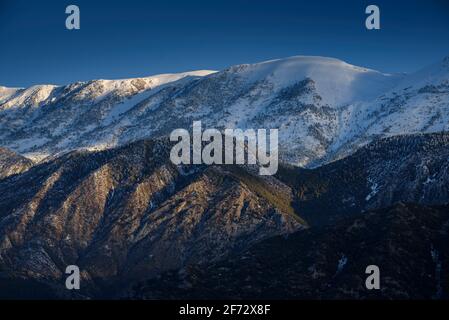 Cadí face sud au lever du soleil, après une chute de neige, vue de Maçaners (province de Barcelone, Catalogne, Espagne, Pyrénées) ESP: Amanecer en la sierra de Cadí Banque D'Images