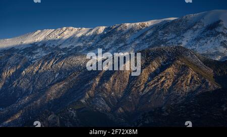 Cadí face sud au lever du soleil, après une chute de neige, vue de Maçaners (province de Barcelone, Catalogne, Espagne, Pyrénées) ESP: Amanecer en la sierra de Cadí Banque D'Images