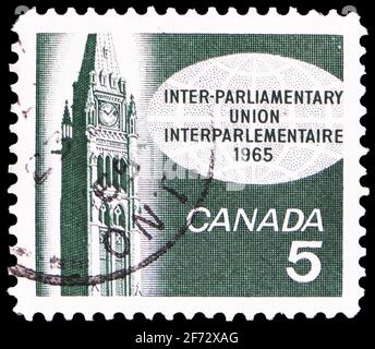 MOSCOU, RUSSIE - le 12 JANVIER 2021 : timbre-poste imprimé au Canada montre la Tour de la paix, édifices du Parlement, Ottawa, Conférence de l'Union interparlementaire Banque D'Images