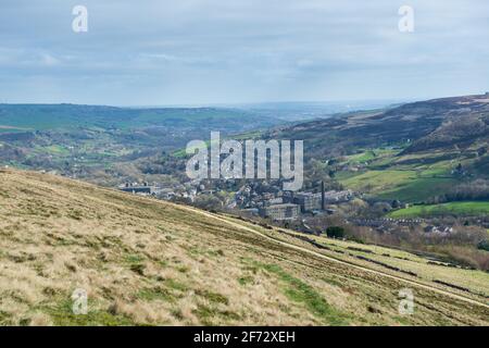 Vue sur la ville des moulins du Yorkshire, sur les collines environnantes de Marsden Et la vallée de Colne Banque D'Images