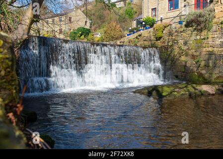 Un vieux déversoir attrayant sur la rivière Colne près de la Centre de Marsden dans le West Yorkshire Banque D'Images