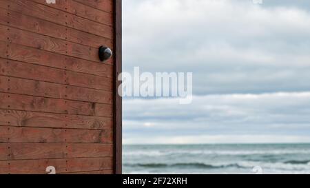 Caméra IP CCTV avec système de sécurité installé sur un mur en bois sur fond de paysage marin. Zone protégée, station de garde côtière. Banque D'Images