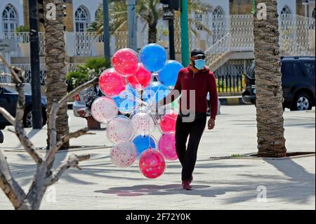 Beyrouth, Liban. 4 avril 2021. Un vendeur de ballons est vu à la corniche de Beyrouth, à Beyrouth, au Liban, le 4 avril 2021. Credit: Bilal Jawich/Xinhua/Alay Live News Banque D'Images