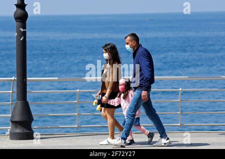 Beyrouth, Liban. 4 avril 2021. Les gens marchent sur la corniche de Beyrouth, à Beyrouth, au Liban, le 4 avril 2021. Credit: Bilal Jawich/Xinhua/Alay Live News Banque D'Images