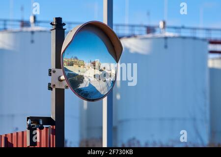 Miroir de type sphérique sur la route de réflexion de poteau de télégraphe. Grand miroir convexe sur route pour une meilleure visibilité. Miroir convexe pour la sécurité routière. T Banque D'Images