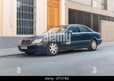 SABADELL, ESPAGNE-15 MARS 2021 : berline Mercedes-Benz classe S S 500 (W220), quatrième génération (1998 – 2005) Banque D'Images