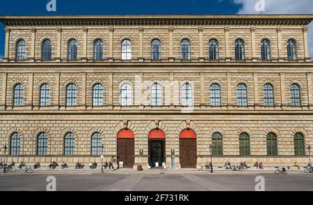 Les gens se bronzer devant le Residenz, Munich, haute-Bavière, Bavière, Allemagne Banque D'Images