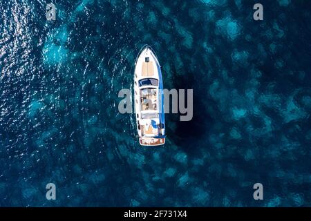 Vue aérienne, bateau à moteur dans la baie de Cala Llombards, Santanyi, Majorque, Iles Baléares, Espagne Banque D'Images