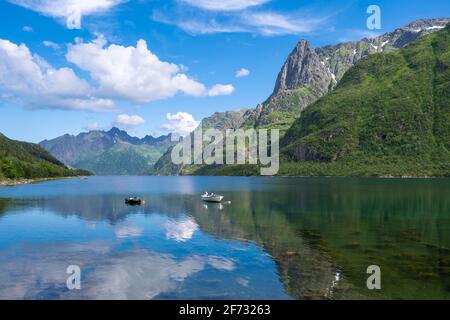 Fjord Higravfjord, montagnes au bord de la mer, Vesteralen, Nordland, Norvège Banque D'Images