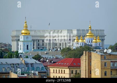 Vue de l'hôtel Ukrajina à St, Monastère Michael's, Kiev, Ukraine Banque D'Images