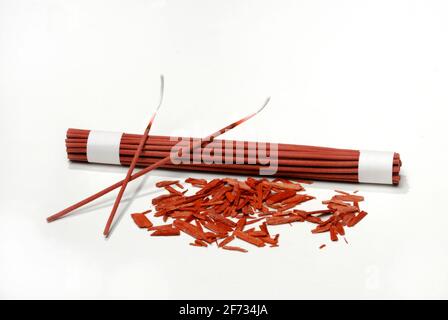 Bâtonnets d'encens Pterocarpus santalinus (Pterocarpus santalinus), bois de santal, bois de potasse, bois d'encens, bâtonnets d'encens Banque D'Images