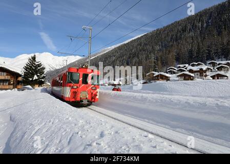 Glacier Express, chemin de fer Matterhorn-Gotthard, près d'Obergesteln, canton du Valais, Suisse Banque D'Images