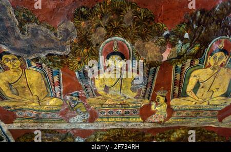 Mulkirigala, Sri Lanka - 4 novembre 2017 : fresque à l'intérieur du vieux temple bouddhiste, peinture murale avec des images de Bouddha. Art religieux indien traditionnel coloré Banque D'Images