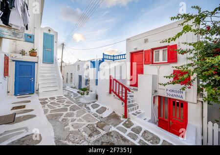 Petite allée avec maisons blanches des Cyclades avec des volets et des portes colorés, Chora, Mykonos, Mykonos, Cyclades, Mer Egée, Grèce Banque D'Images