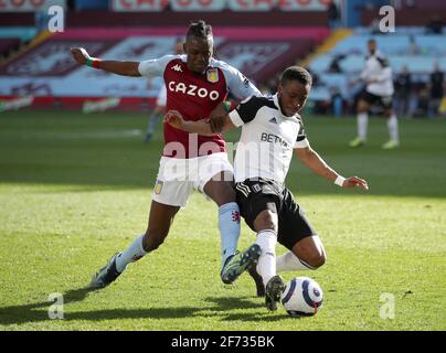 Ademola Lookman de Fulham (à droite) et Bertrand Traore d'Aston Villa se battent pour le ballon lors du match de la Premier League à Villa Park, Birmingham. Date de la photo: Dimanche 4 avril 2021. Banque D'Images