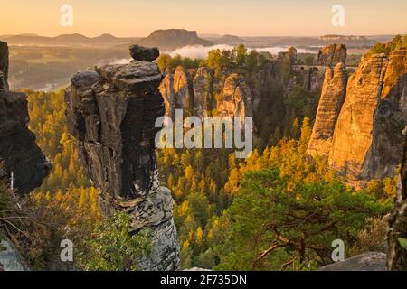 Vue sur la Bastei, pont de Bastei, avec Wehlnadel et Wehlgrund, à l'arrière Lilienstein, au lever du soleil, Parc national de la Suisse saxonne, grès d'Elbe Banque D'Images