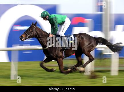 Dark Raven, criblé par le jockey Patrick Mullins, remporte le Bumper des ventes du mémorial de Tattersalls Ireland George Mernagh lors du Festival de Pâques de Fairyhouse 2021 à l'hippodrome de Fairyhouse, en Irlande. Date de la photo: Dimanche 4 avril 2021. Banque D'Images