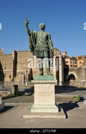 Italie, Rome, statue en bronze de l'empereur romain Nerva Banque D'Images