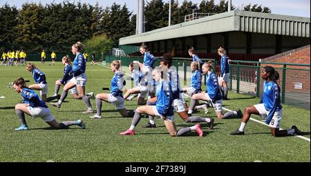 LOUGHBOROUGH, Royaume-Uni : Londres s'échauffe avant le match de championnat féminin FA entre Leicester City et London Lionesses au stade Farley Way, Quorn, Loughborough, le dimanche 4 avril 2021. (Crédit : James HolyOak | MI News) crédit : MI News & Sport /Alay Live News Banque D'Images