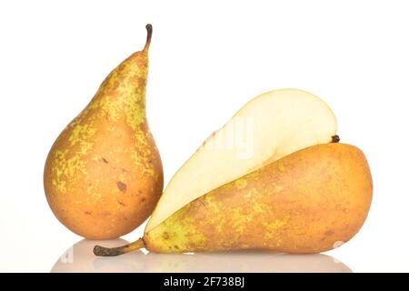 Une poire de conférence complète et deux poires de conférence à moitié bio, sucrées et sucrées, sur fond blanc. Banque D'Images