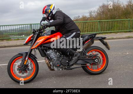 2020 KTM 799cc roadster; motard; transport à deux roues, motocyclettes, véhicule sur les routes britanniques, motos, motards motocyclistes qui se conduisent à Manchester, Royaume-Uni Banque D'Images