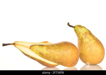 Une poire de conférence complète et deux poires de conférence à moitié bio, sucrées et sucrées, sur fond blanc. Banque D'Images
