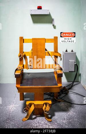 Chaise électrique en bois pour la peine de mort dans la cellule de prison concept Banque D'Images