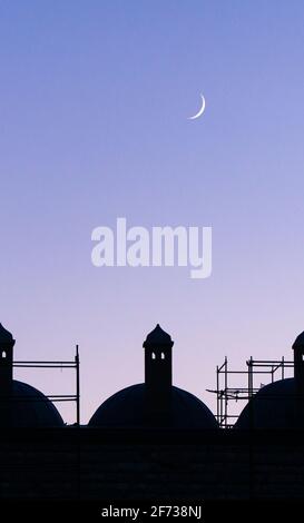 lune en croissant sur des dômes silhouettés Banque D'Images