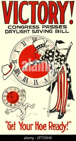 Une affiche WW2 vintage informant les gens de l'introduction de Heure d'été aux États-Unis Banque D'Images
