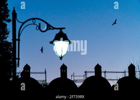 photo du croissant de lune et de la lampe de rue avec soirée de ramadan sensation Banque D'Images