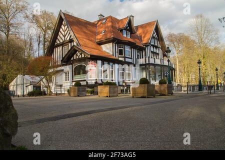 Bruxelles - Belgique - 27 mars 2021 : construit en 1908, le bâtiment de style normand a été conçu par l'architecte Charles Casermans. Le caractéristique Banque D'Images