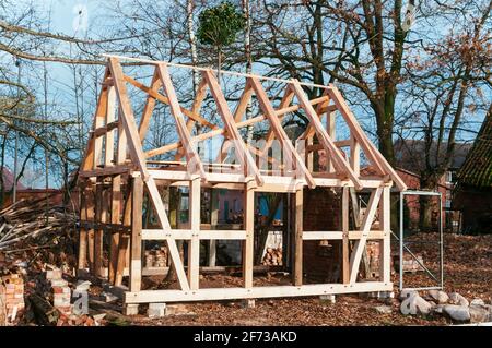 Ancien bakehouse en cours de reconstruction dans le style traditionnel de cadre en bois. Banque D'Images