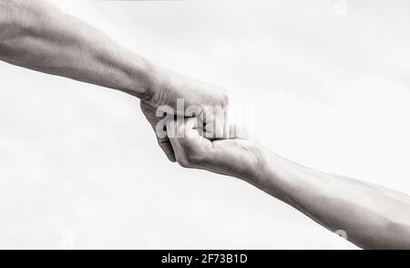 Donner un coup de main. Mains de l'homme et de la femme sur fond de ciel. Prêter une main-d'aide. Les mains de l'homme et de la femme se touchant les uns aux autres, le soutien. Noir Banque D'Images