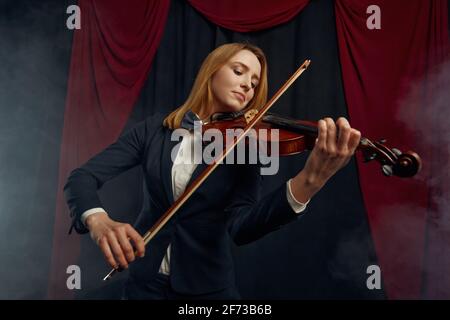 Violoniste féminine au violon, spectacle sur scène Banque D'Images